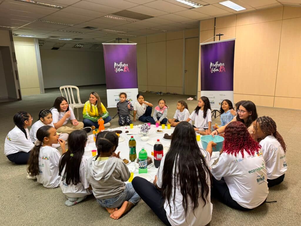A força da representatividade: ex-atleta olímpica inspira meninas do projeto Mulheres que Lutam