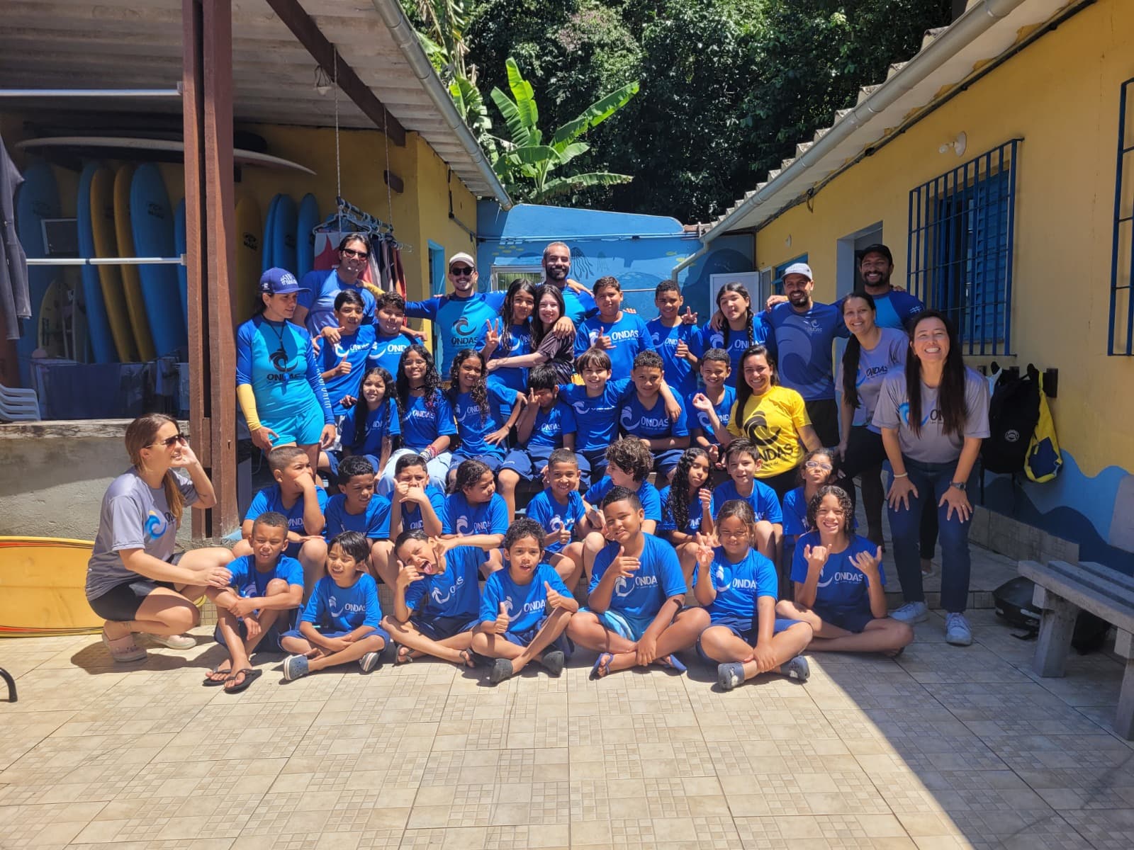 Em meio à vulnerabilidade social, projeto aposta no surfe para mudar trajetórias de vida