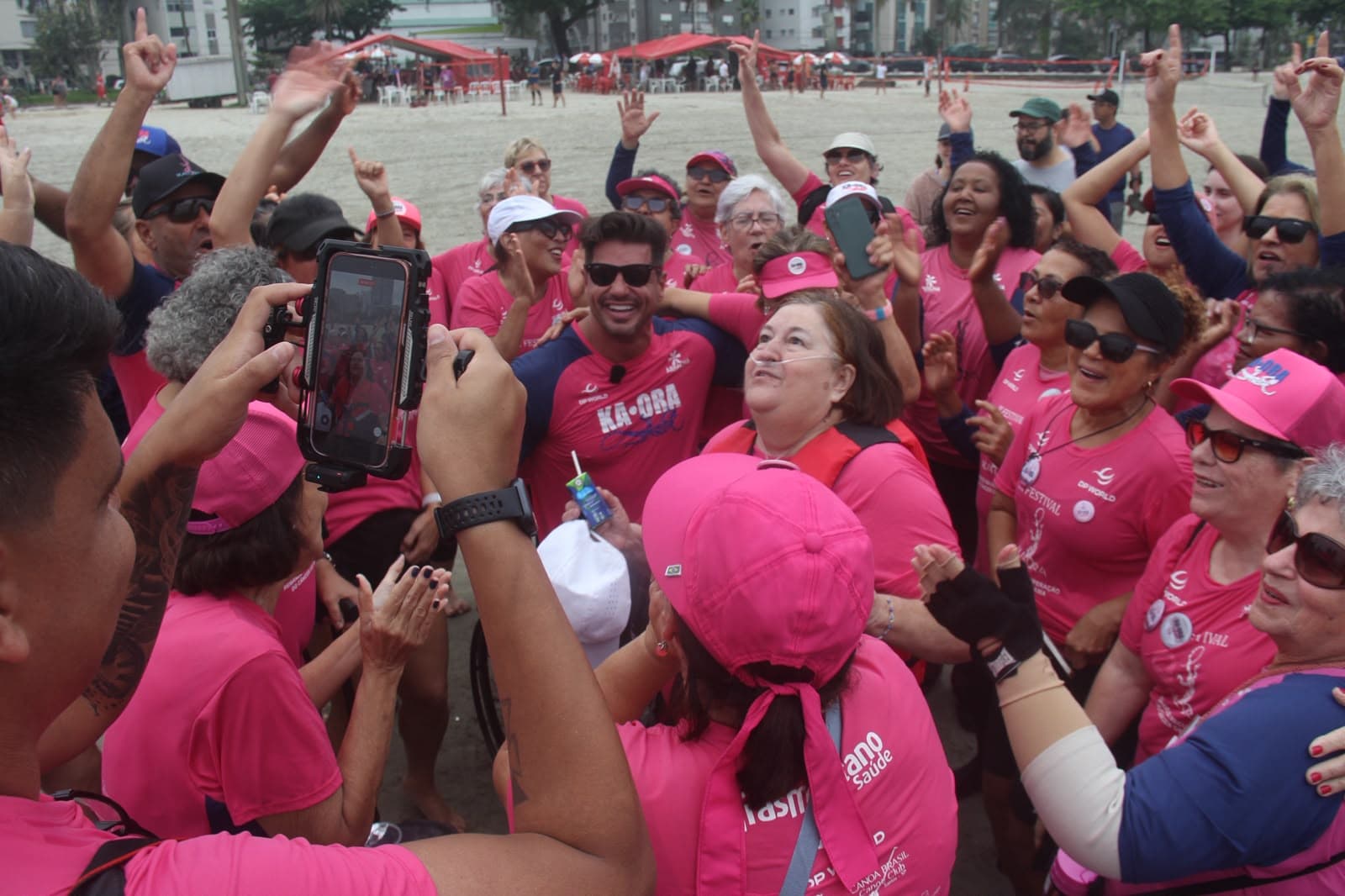 Fernando Fernandes visita Projeto Ka.Ora e participa de remada com mulheres sobreviventes do câncer de mama